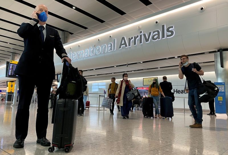 A member of aircrew is seen wearing a protective  face mask at Heathrow Airport, as Britain launches its 14-day quarantine for international arrivals, following the outbreak of the coronavirus disease (COVID-19), London, Britain on June 8, 2020. (REUTERS Photo)